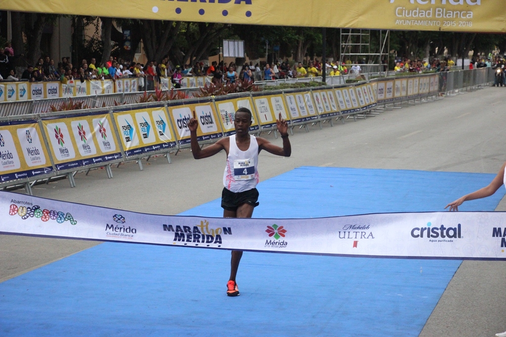 Dominio africano en histórico maratón